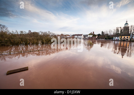 Das Hochwasser in Upton on Severn mit dem Pepper Pot Tower und beleuchteten öffentlichen Häusern, Worcestershire, Enlgand Stockfoto