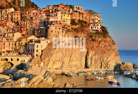 Eine Ansicht von Manarola, eines der fünf Dörfer der Cinque Terre an der italienischen Mittelmeerküste Stockfoto