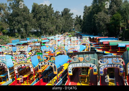 Trajineras am Kanal in Xochimilco - Mexiko-Stadt DF Stockfoto