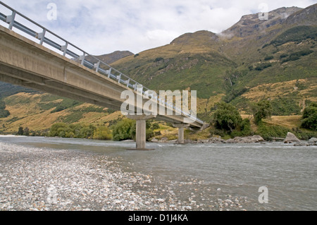 Straßenbrücke über den Fluss Dart nördlich von Glenorchy auf Neuseelands Südinsel Stockfoto