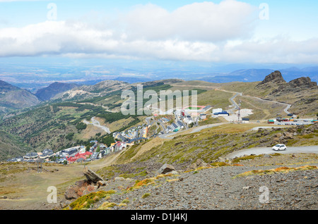 Spanisch Skiort Pradollano im Frühjahr Stockfoto