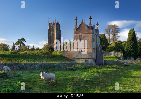 Die alten Bankettsaal und Kirche in Chipping Campden Stockfoto