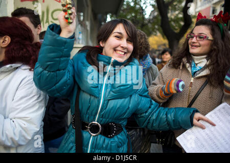 Thessaloniki, Griechenland. 25. Dezember 2012. Schüler singt festliche Lieder zusammen mit Fußgänger in der Stadt von Thessaloniki in Nordgriechenland. Stockfoto