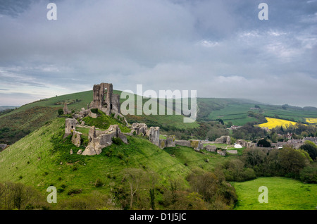 Die Ruinen von Corfe Castle in Dorset an einem stürmischen Frühlingstag Stockfoto