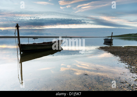 Boote auf der Flotte Laggon Chesil Beach in der Nähe von Weymouth auf Dorset Jurassic Mantel. Stockfoto