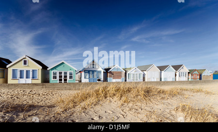 Reihe von Strandhütten auf Mudeford Landzunge in der Nähe von Christchurch in Dorset in leuchtenden Farben Stockfoto