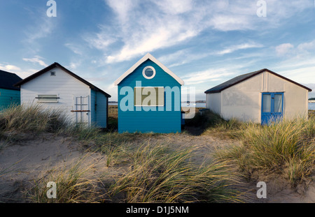 Strandhütten in Sanddünen am Mudeford Spucke auf Hengistbury Head in der Nähe von Christchurch in Dorset. Stockfoto
