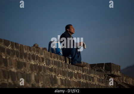 Ein Mann betet auf der Treppe entlang der Straße der Toten in der archäologischen Stätte von Teotihuacan, Mexiko Stockfoto