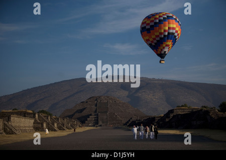 Ein Heißluftballon fliegt in der Nähe der Pyramide des Mondes in der archäologischen Stätte von Teotihuacan, Mexiko, 21. Dezember 2012. Stockfoto