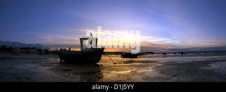 Große Panorama der Boote bei Ebbe auf Sandbänken im Hafen von Poole, Dorset Stockfoto