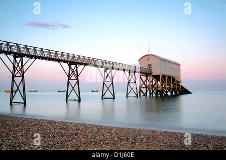 Selsey Bill Rettungsstation in West Sussex bei Sonnenuntergang Stockfoto