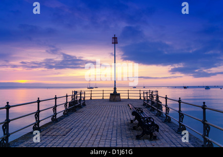 Sonnenaufgang am Pier Banjo Badesteg in Swanage, Dorset Stockfoto