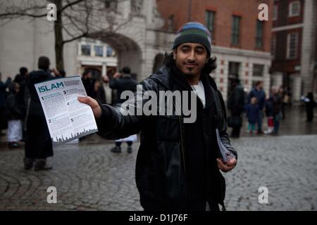 London, UK. 24. Dezember 2012 Gruppe von radikalen Muslimen versammelten sich vor St. Pauls Cathedral, wo sie Stände und verteilt Flugblätter mit der Absicht, Passanten des Islam zu informieren.  Zu den heutigen Polizisten gab es verschiedene Beschwerden von den Leuten, die Schlange in der Nähe um St. Pauls Cathedral geben, wo sie einen Dienst teilnahmen. Stockfoto