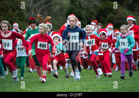 Nächstenliebe Santa Fun Run zugunsten Hospiz St. Michael. Alexandra Park, Hastings, East Sussex. UK Stockfoto