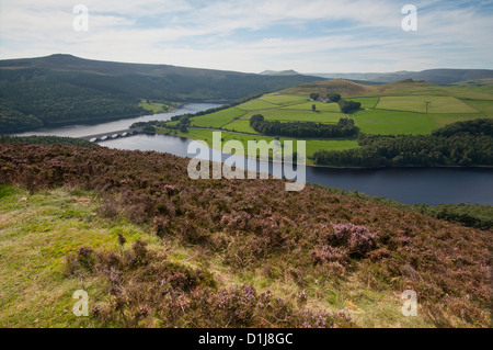 Ladybower Vorratsbehälter von Whinstone Lee Tor im Peak District National Park mit Win Hill auf der linken Seite in der Ferne gesehen. Stockfoto