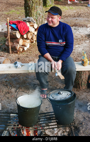 Der Tourist kocht Essen für Team in einem Sport camping im Wald Stockfoto