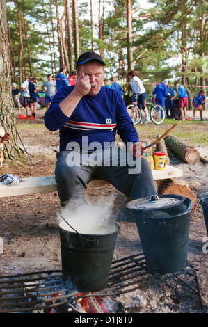 Der Tourist kocht Essen für Team in einem Sport camping im Wald Stockfoto