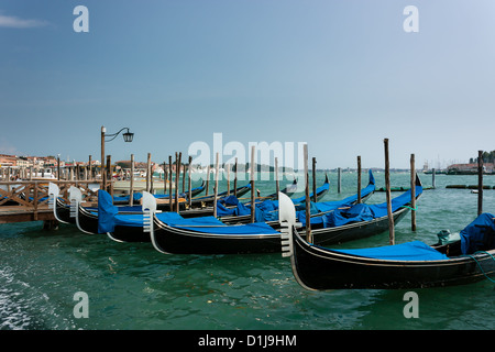 Mehrere traditionelle Gondel vertäut am Ufer des den Guidecca Kanal in Venedig Stockfoto