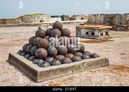 Gestapelte Kanonenkugeln auf Morro Castle, San Juan, Puerto Rico Stockfoto