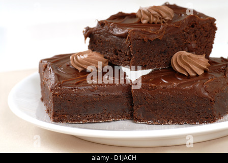 Frisch gebackene Schokolade Fudge Brownies mit einer Schokoladen ganache Stockfoto