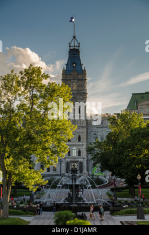 Fontaine de Tourny und das Parlamentsgebäude in Quebec City, Provinz Quebec, Kanada Stockfoto