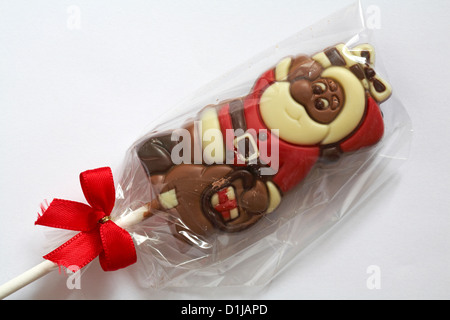 Weihnachtsmann Santa Claus Schokolade lolly verpackt in Cellophan wickeln und roten Bogen bereit für Weihnachten auf weißem Hintergrund Stockfoto