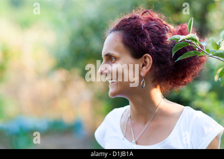 Porträt einer jungen Frau mit toothy Lächeln im freien Stockfoto