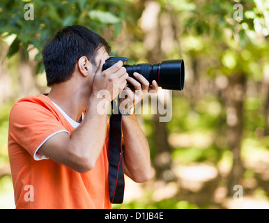 Junger Mann im Wald, Nahaufnahme-Bild mit unscharfen Hintergrund zu fotografieren Stockfoto