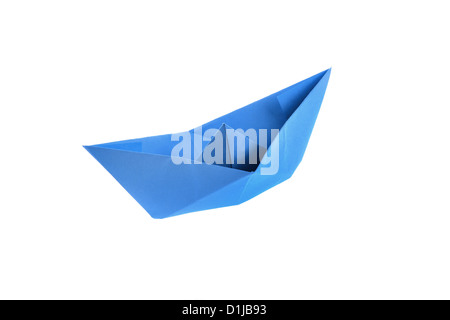 Blaue Origami Papierboot isoliert auf weiss Stockfoto