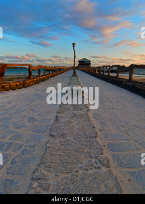 Stein-Pier in den Ozean bei Puerto Villamil, Galapagos-Inseln Stockfoto