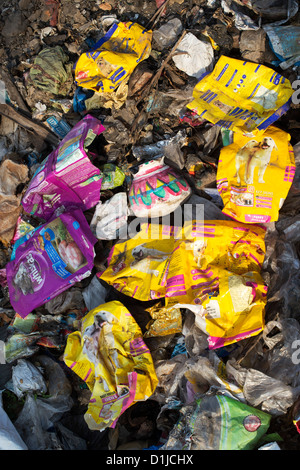 Weggeworfene Müll mit Plastiktüten in der indischen Landschaft Stockfoto