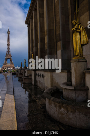 Paris. Der Eiffelturm vom Palais de Chaillot, in der Nähe von Musée national De La Marine angesehen. Goldenen Figuren im Vordergrund. Stockfoto