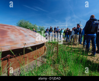 Longuyon, Frankreich. Eine Gruppe von Studenten auf der Suche auf einem drehbaren Turm an der Fort-de-Fermont der Maginot-Linie. Stockfoto