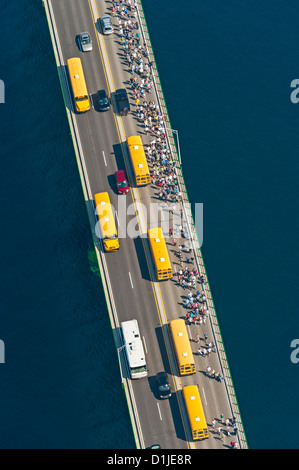 Luftaufnahme der Mackinac Brücke während der jährlichen 5 Meile laufen täglich Arbeit in den USA Stockfoto