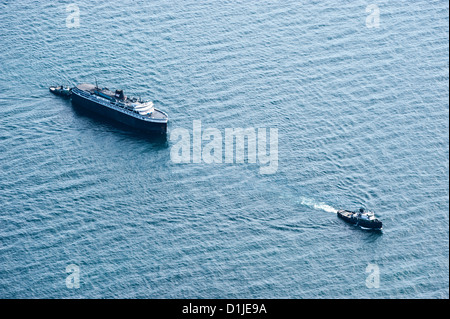 Lake Michigan Autofähre S.S. Badger unter Schlepptau von Ludington, Michigan, Sturgeon Bay, Wisconsin, USA für die 5-Jahres-Inspektion. Stockfoto