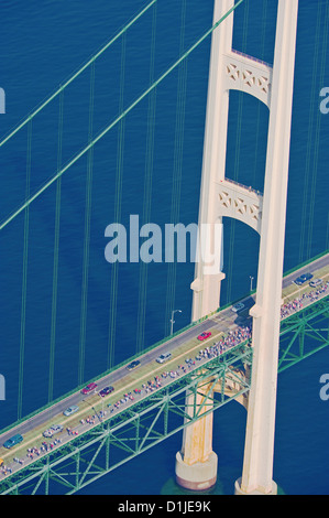 Luftaufnahme der Mackinac Brücke während der jährlichen 5 Meile laufen täglich Arbeit in den USA Stockfoto