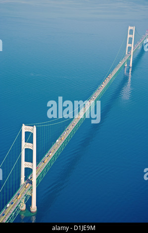 Luftaufnahme der Mackinac Brücke während der jährlichen 5 Meile laufen täglich Arbeit in den USA Stockfoto