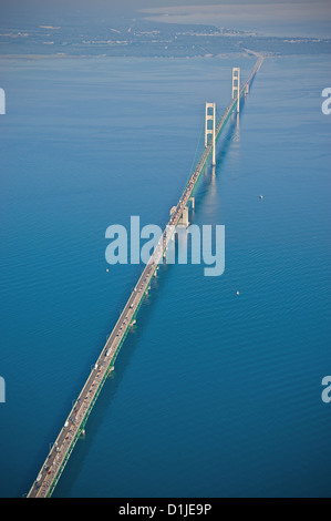 Luftaufnahme der Mackinac Brücke während der jährlichen 5 Meile laufen täglich Arbeit in den USA Stockfoto