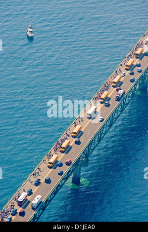 Luftaufnahme der Mackinac Brücke während der jährlichen 5 Meile laufen täglich Arbeit in den USA Stockfoto