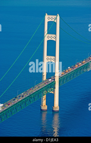 Luftaufnahme der Mackinac Brücke während der jährlichen 5 Meile laufen täglich Arbeit in den USA Stockfoto