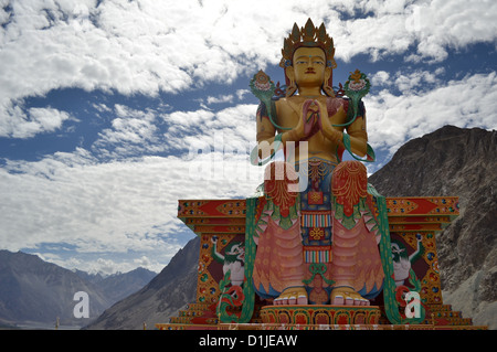 Giant Buddha Maitreya Statue vorne aus den Diskit Gompa, Nubra Tal, Ladhak, Indien. Stockfoto