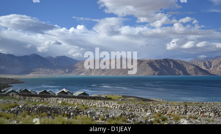 Eine Reihe von Zelte aufgeschlagen von Pangong Lake, Ladhak, Indien. Salzwasser in Pangong Tso hat eine schöne Farbe verändernde Wirkung. Stockfoto