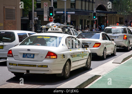 Australisches Taxi und Verkehr an der Ampel in Sydneys york Street, Australien Stockfoto