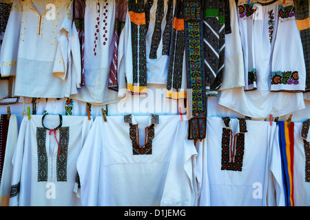 Rumänische traditionelle Kleidung in einem Souvenirshop in der Nähe von Kloster Voronet, Suceava, Rumänien. Stockfoto