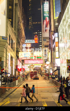 Weihnachtsfeiern in Hong Kong, Umgebung von Lan Kwai Fong hatte geregelt worden, um die Masse zu steuern. Stockfoto