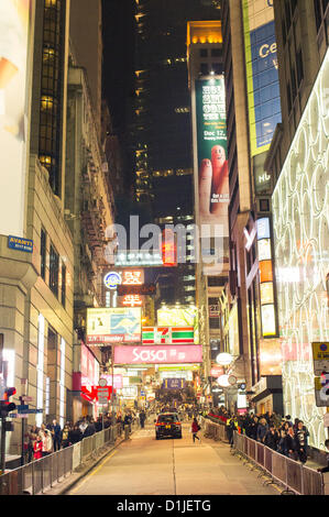 Weihnachtsfeiern in Hong Kong, Umgebung von Lan Kwai Fong hatte geregelt worden, um die Masse zu steuern. Stockfoto