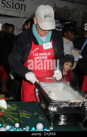 24. Dezember 2012 - Hollywood, Kalifornien, US - I15568CHW. Los Angeles Mission Heiligabend für Obdachlose. Los Angeles Mission, Los Angeles, CA .12/24/2012. HARRISON FORD. 2012 (Kredit-Bild: © Clinton Wallace/Globe Photos/ZUMAPRESS.com) Stockfoto