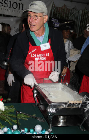 24. Dezember 2012 - Hollywood, Kalifornien, US - I15568CHW. Los Angeles Mission Heiligabend für Obdachlose. Los Angeles Mission, Los Angeles, CA .12/24/2012. HARRISON FORD. 2012 (Kredit-Bild: © Clinton Wallace/Globe Photos/ZUMAPRESS.com) Stockfoto