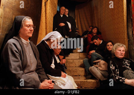 ISRAEL, BETHLEHEM. 24 Dezember: Christian Araber und Pilger in der Geburtsgrotte in der Kirche Krippe Bethlehem, traditionell von Christen geglaubt, der Geburtsort von Jesus Christus am Heiligabend in der West Bank von Bethlehem in der palästinensischen Autonomiebehörde auf 24 Dcember 2012 sein. Stockfoto