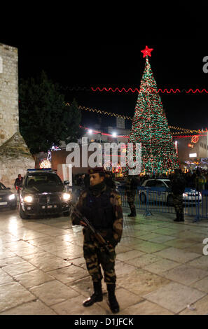 Palästinensische Sicherheitsleute und Polizei auf Guard in Krippe Platz vor der Kirche der Geburt, am Heiligabend in der West Bank Town Of Bethlehem Palästinensische Gebiete, Israel Stockfoto